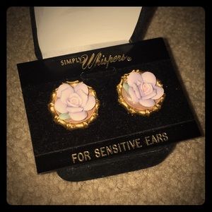 Vintage Simply Whispers purple flower earrings